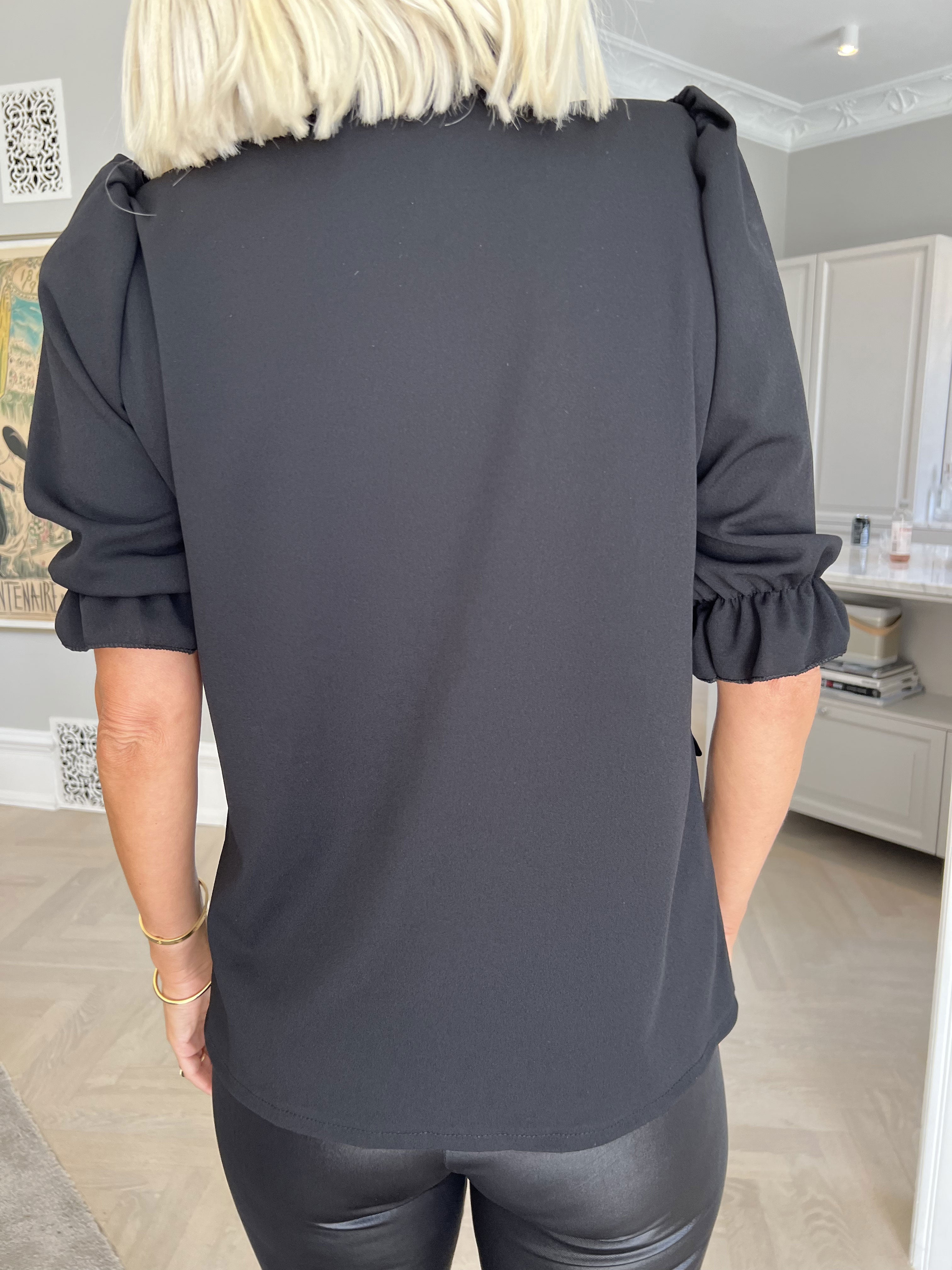 Amelia - Sød blazer med pufærmer og guld knap